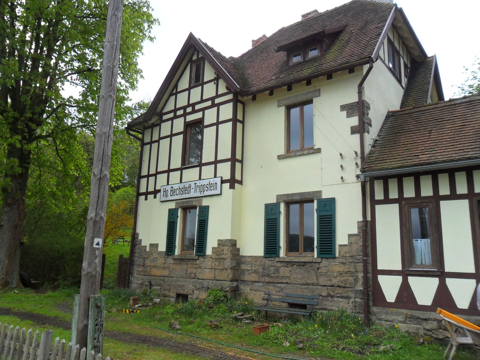 Das Fachwerk-Empfangsgebäude des Bahnhofs Bechstedt-Trippstein