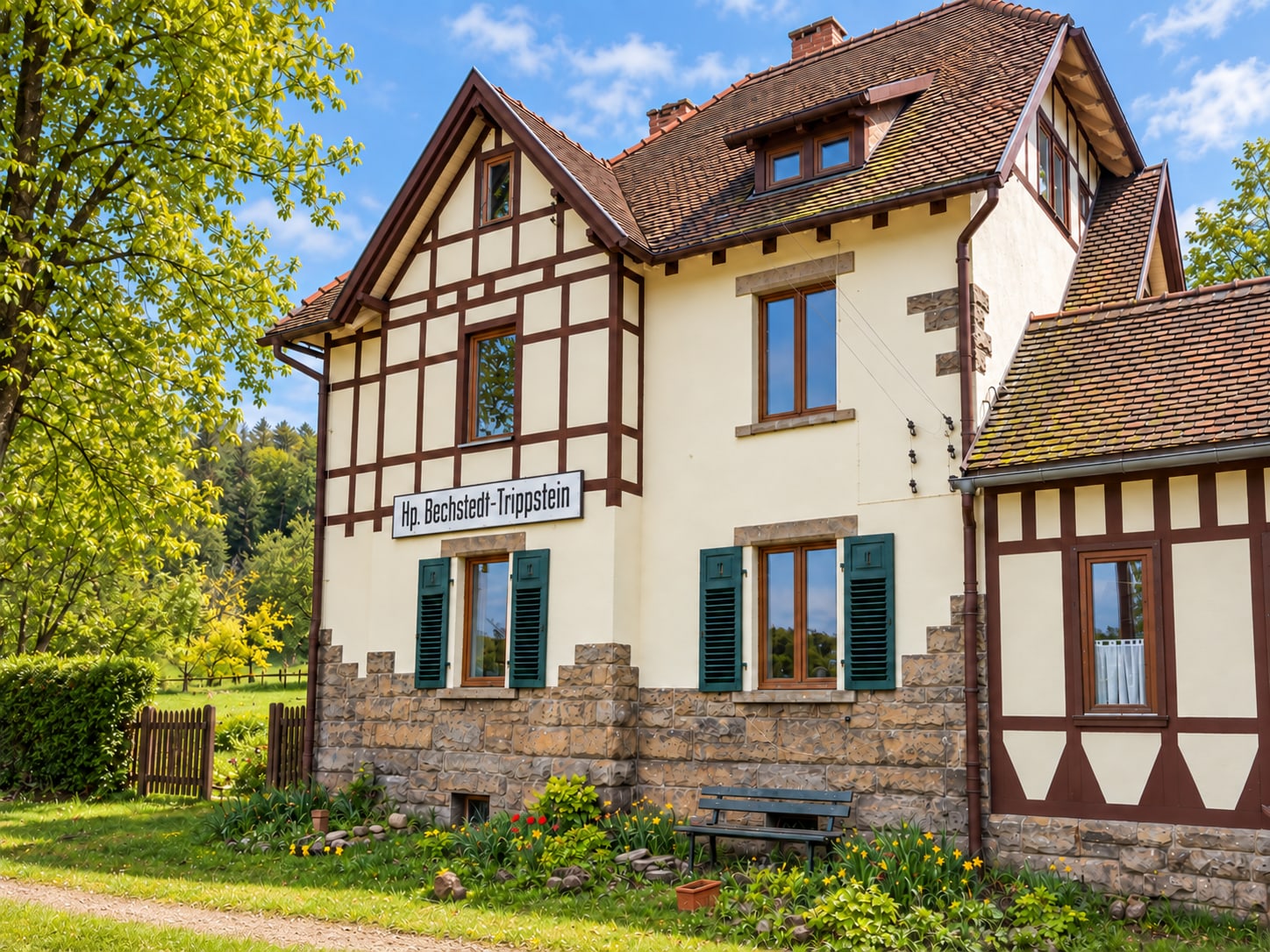 Das Fachwerk-Empfangsgebäude des Bahnhofs Bechstedt-Trippstein