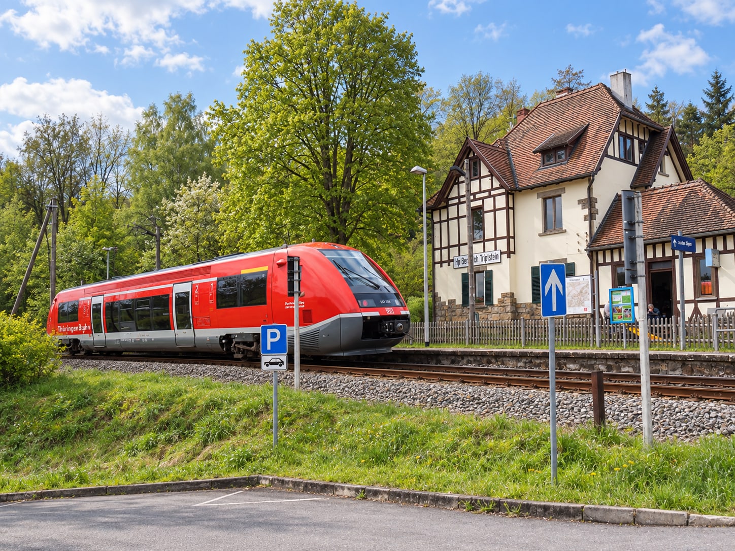 Ein roter Triebwagen der Schwarzatalbahn hält am Bahnhof Bechstedt-Trippstein