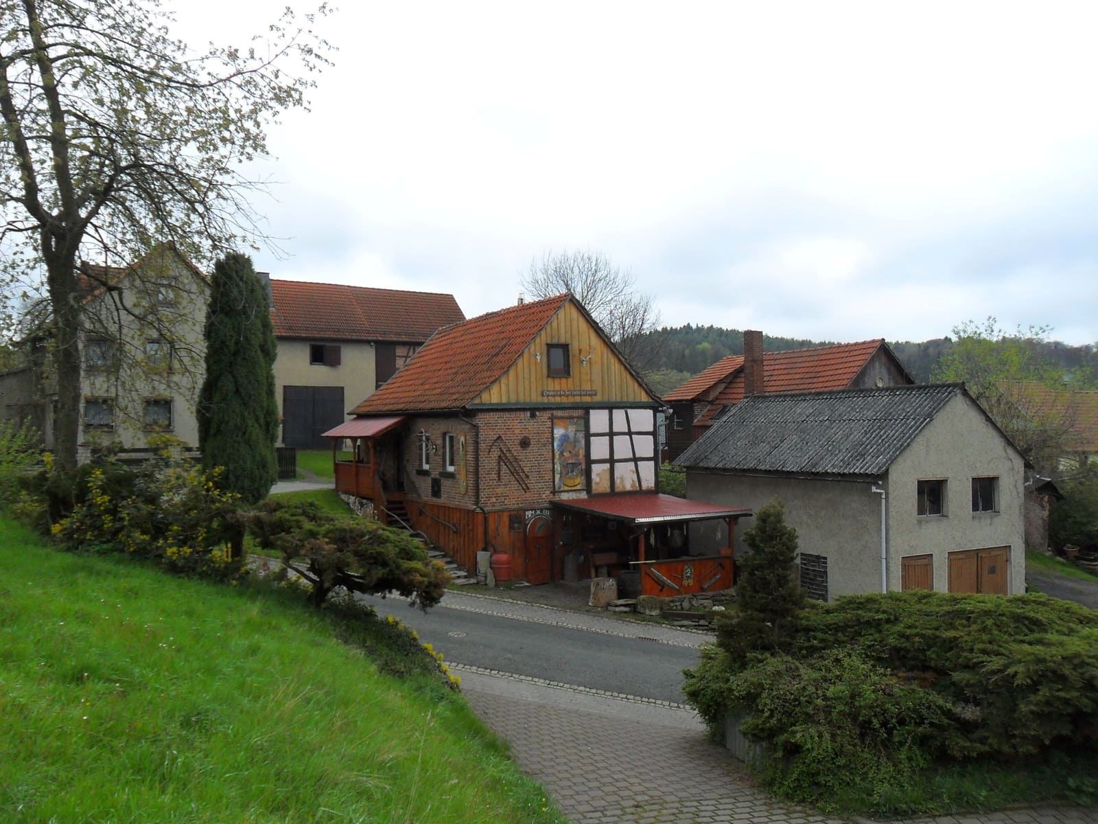 Alte Fachwerkscheune am Hang oberhalb der Bechstedter Häuser