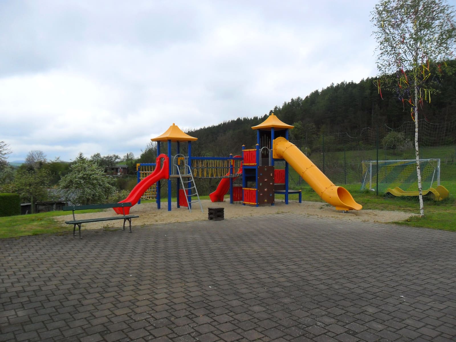 Spielplatz in Bechstedt mit Kletterturm, Rutsche und Schaukel