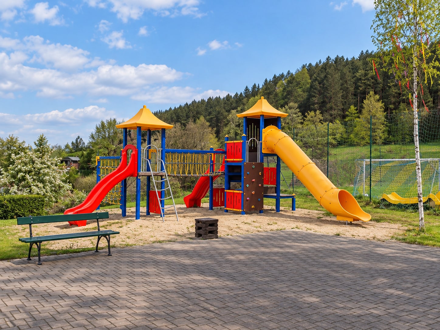 Spielplatz in Bechstedt mit Kletterturm, Rutsche und Schaukel