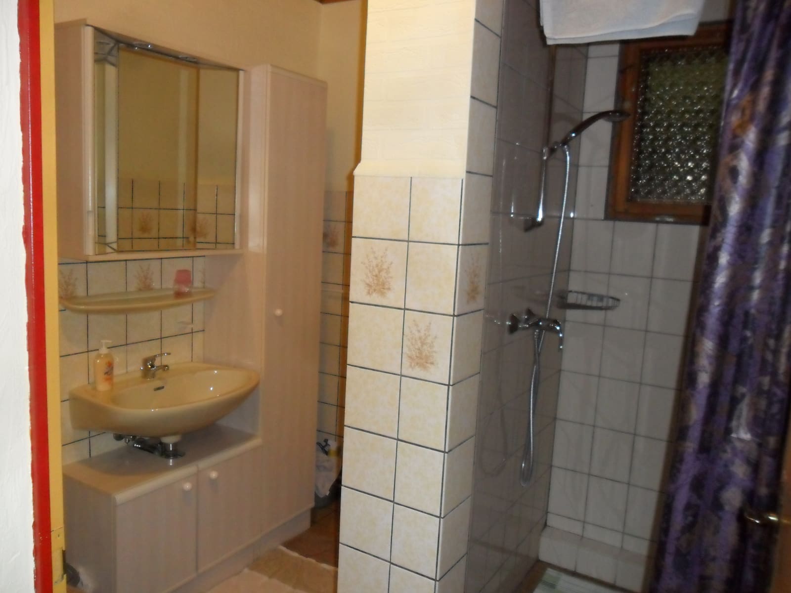Badezimmer im Bungalow mit Dusche und Waschbecken