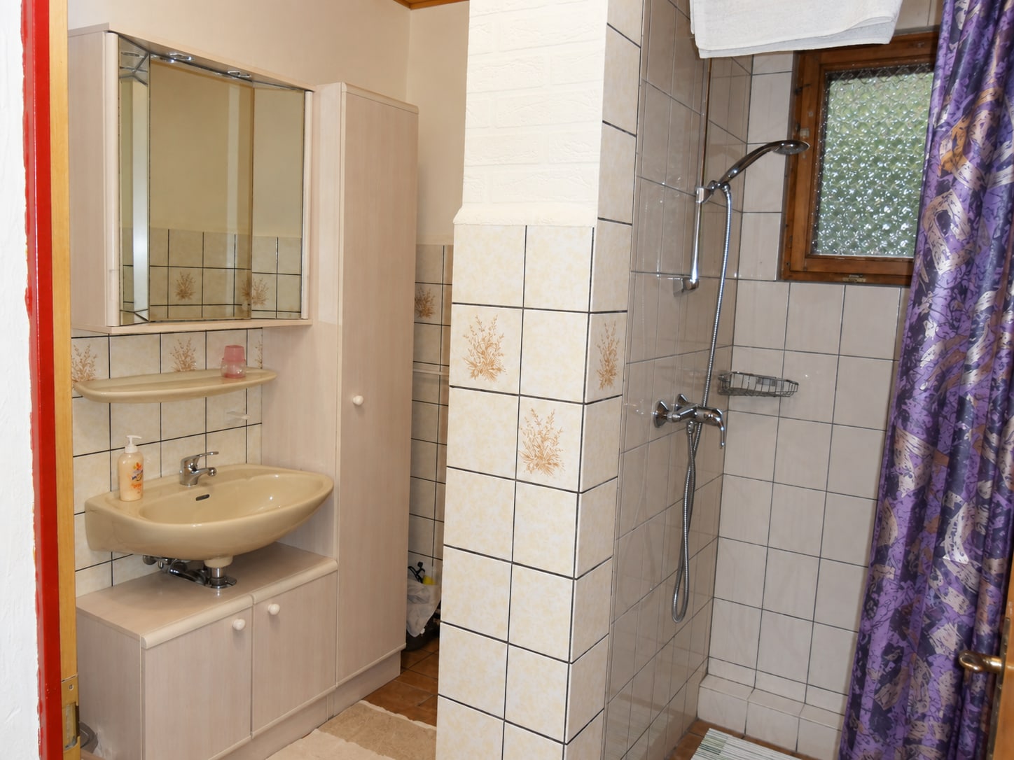 Badezimmer im Bungalow mit Dusche und Waschbecken