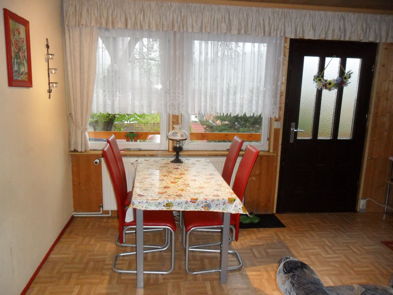 Essplatz im Bungalow am Fenster mit Blick zur Eingangstür