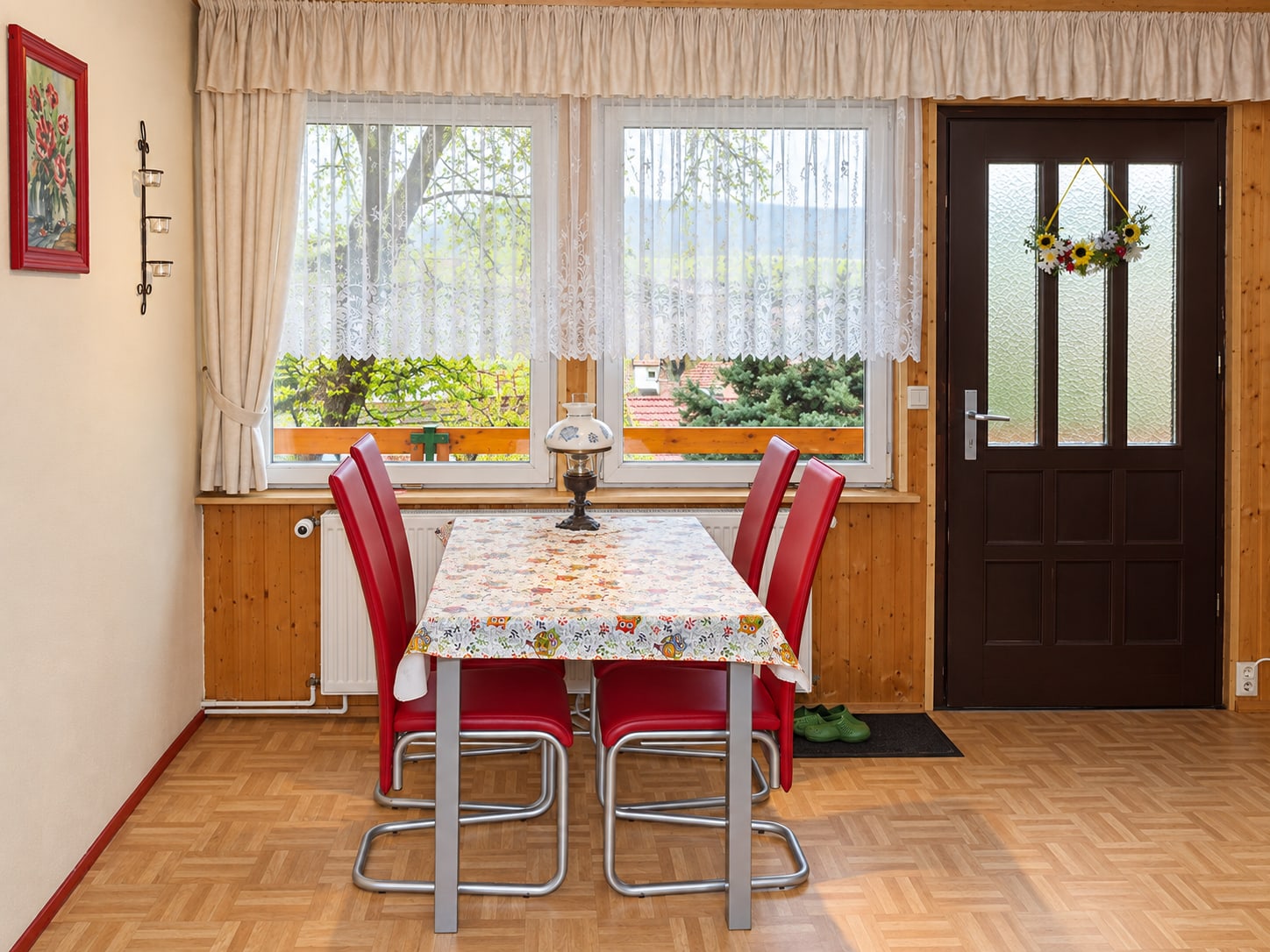 Essplatz im Bungalow am Fenster mit Blick zur Eingangstür