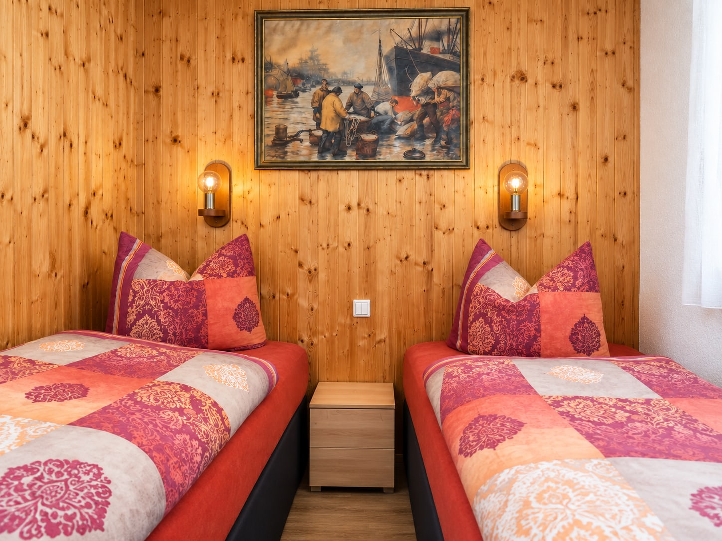 Schlafzimmer im Bungalow mit zwei Einzelbetten vor holzvertäfelter Wand