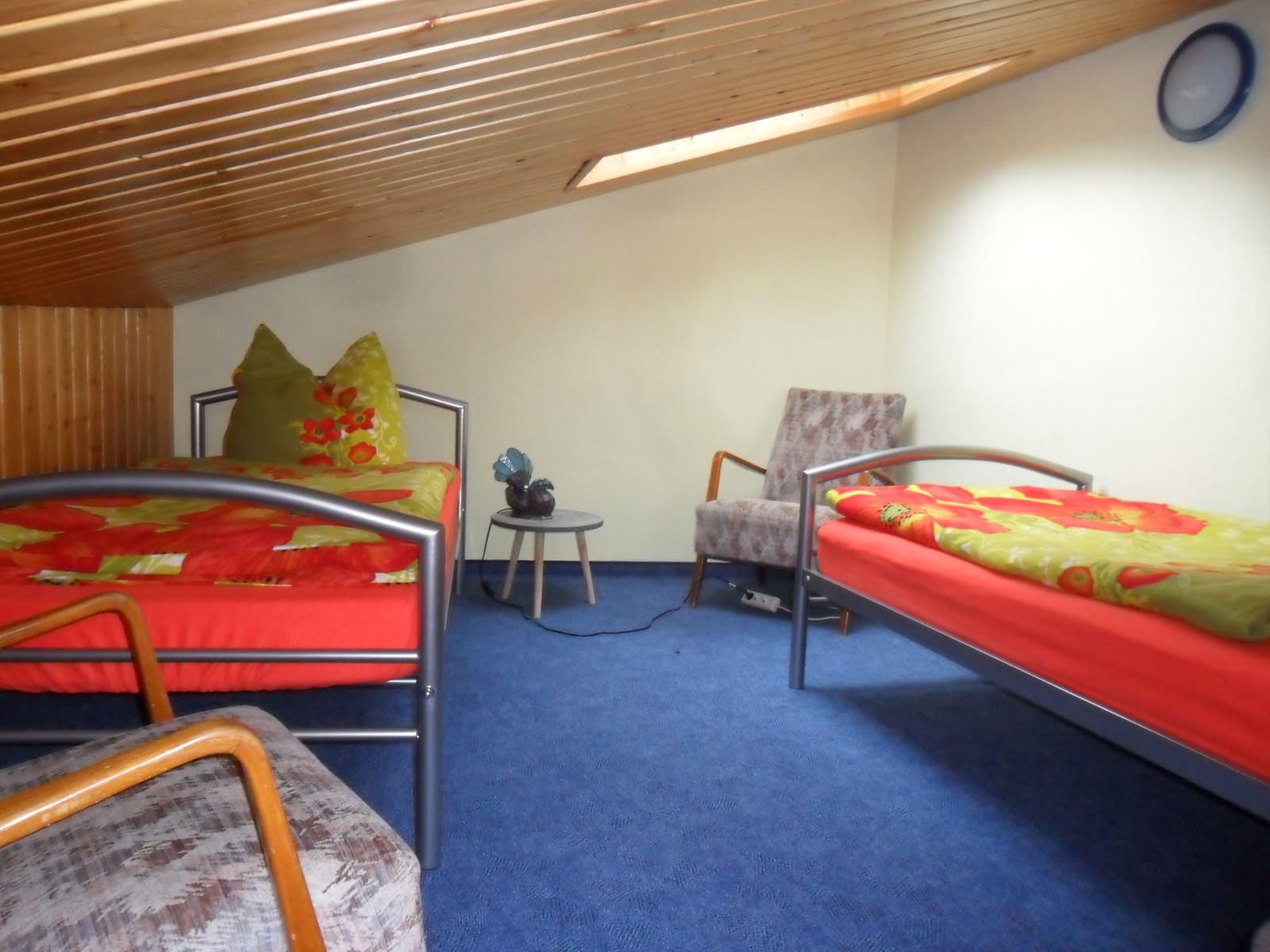 Zweibettzimmer im Obergeschoss mit zwei Einzelbetten und Dachfenster