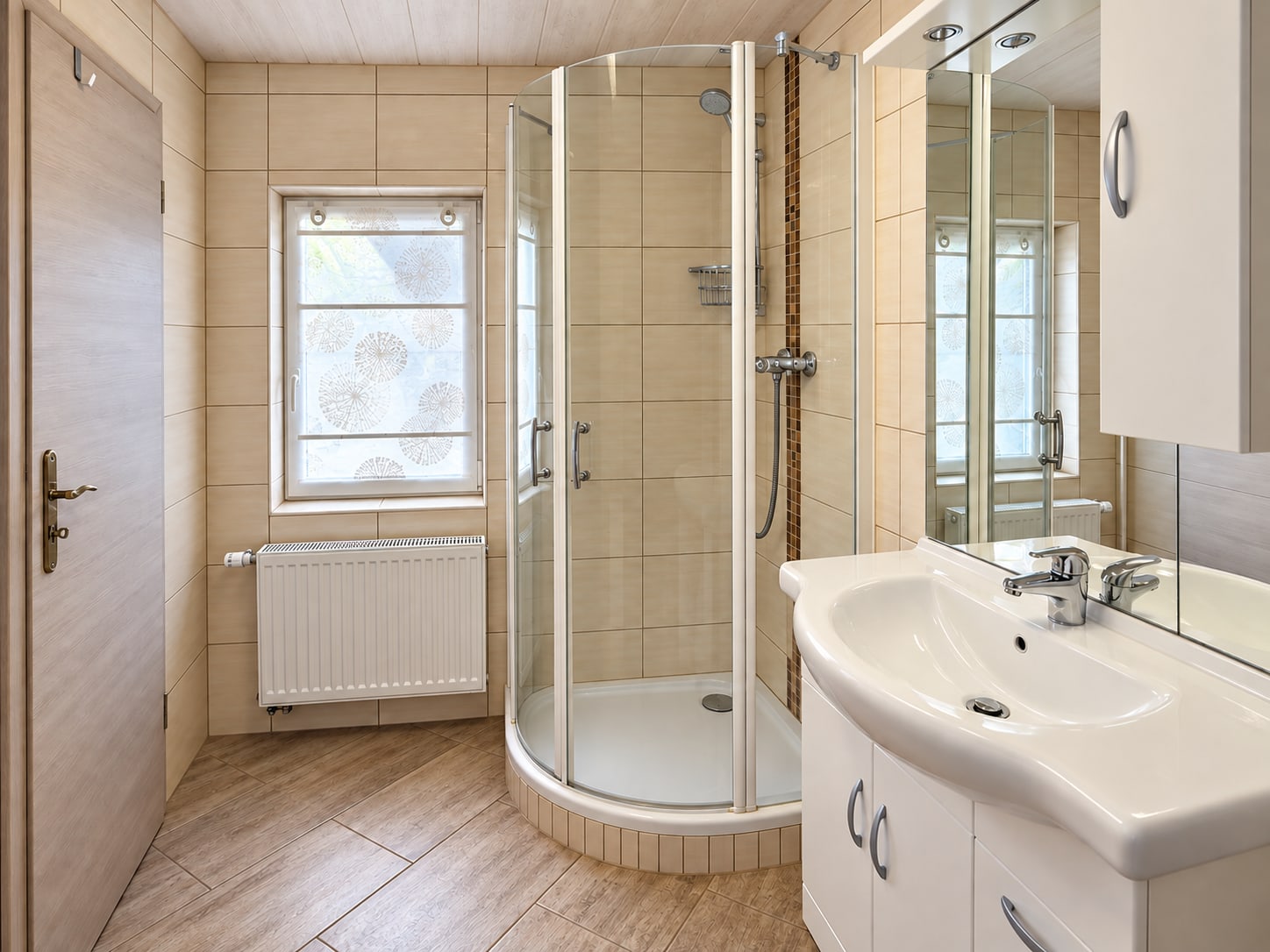 Bad der Single-Wohnung mit Glasdusche, Fenster und weißem Waschtisch