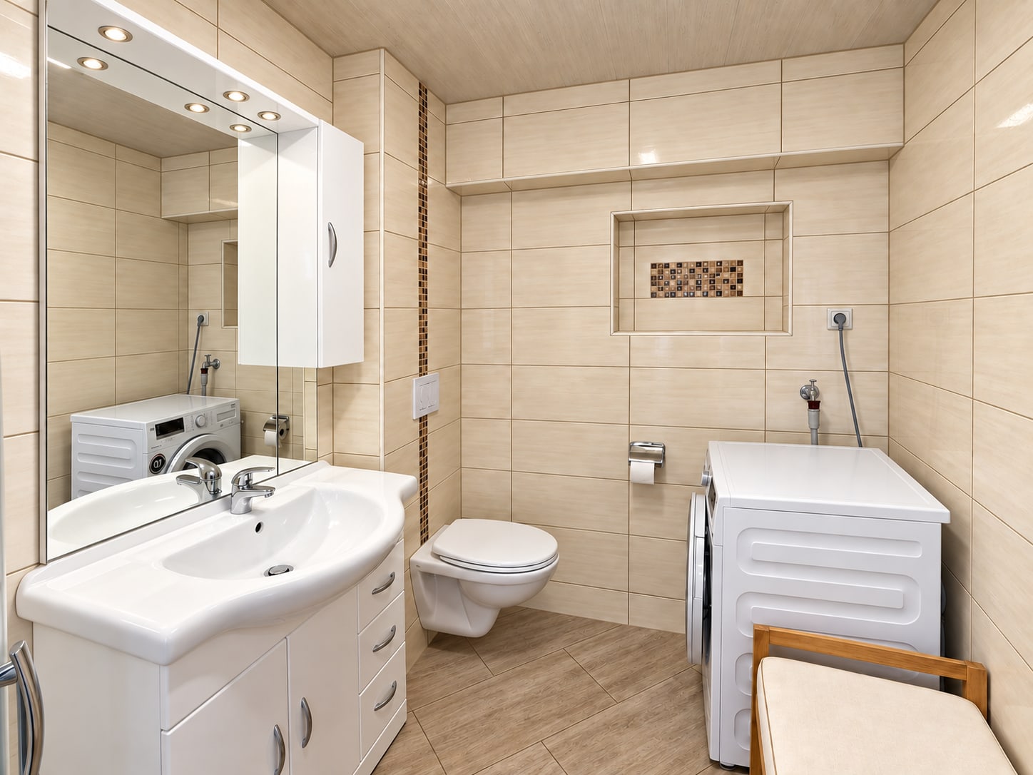 Bad der Single-Wohnung mit Waschtisch, WC, Waschmaschine und Korbsitz