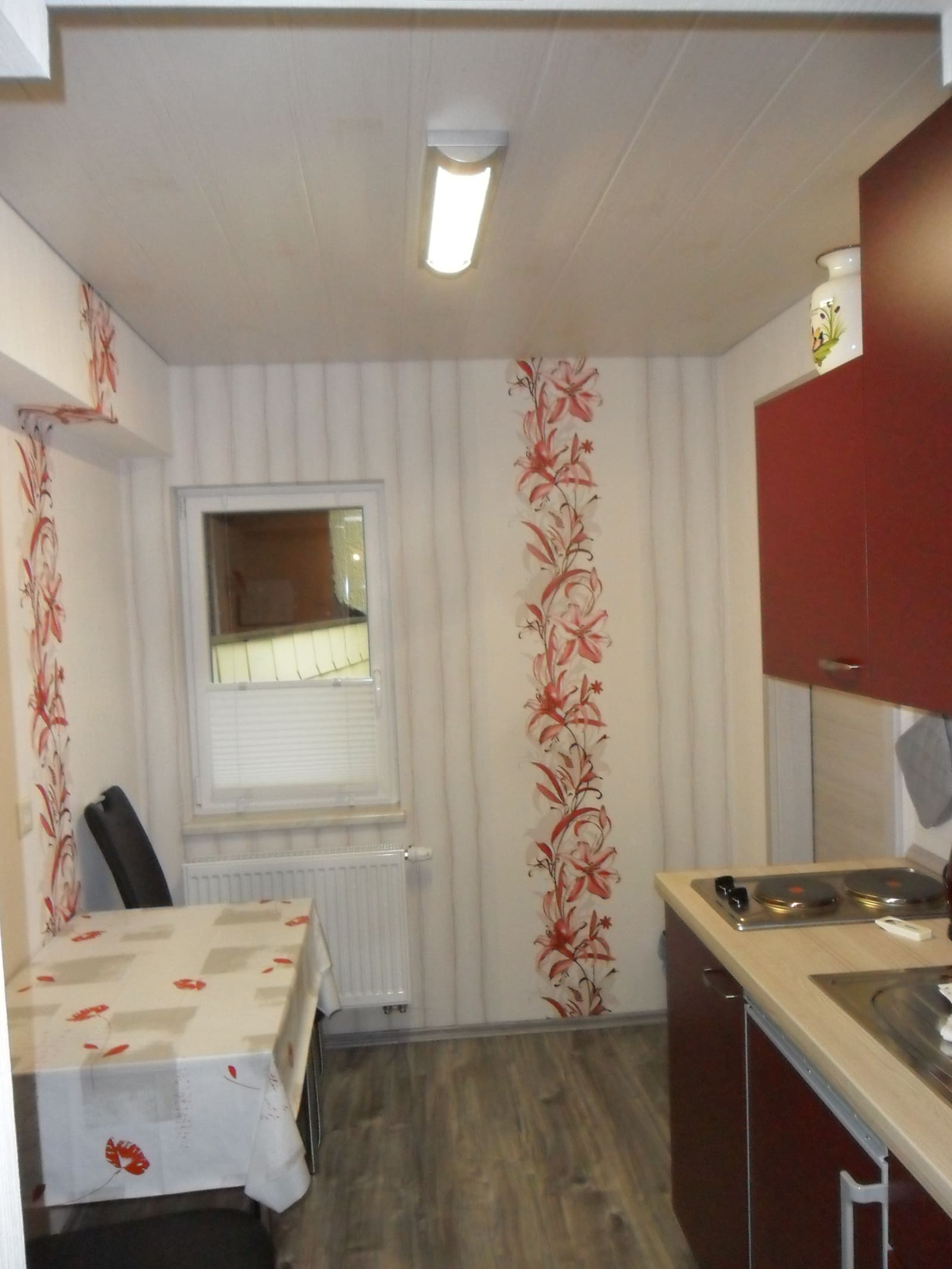 Küche der Single-Wohnung mit Fenster und Essplatz